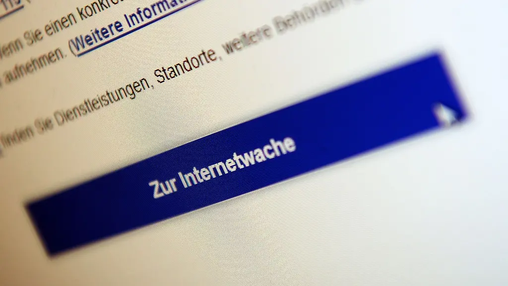 Der-Schriftzug-Zur-Internetwache-aufgenommen-von-einem-Monitor-gestellte-Szene
