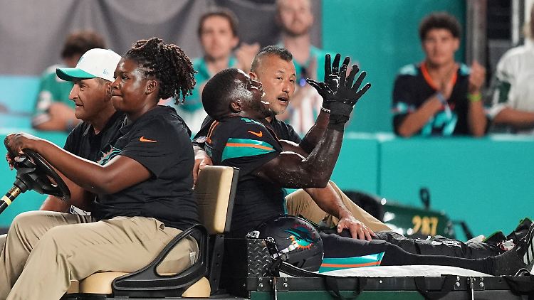 Tyreek Hill wird vom Feld gefahren.