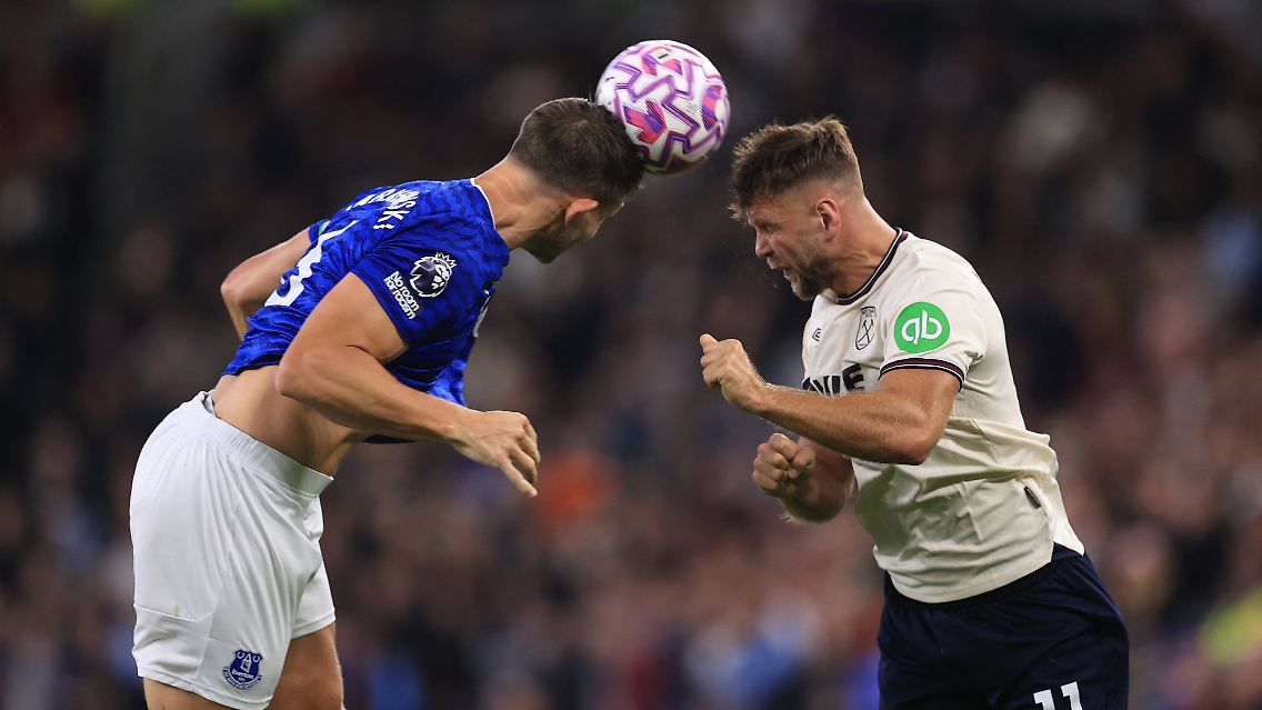 Das Spiel hatte keinen Sieger, so wie dieses Kopfballduell zwischen Füllkrug (r.) und James Tarkowski.