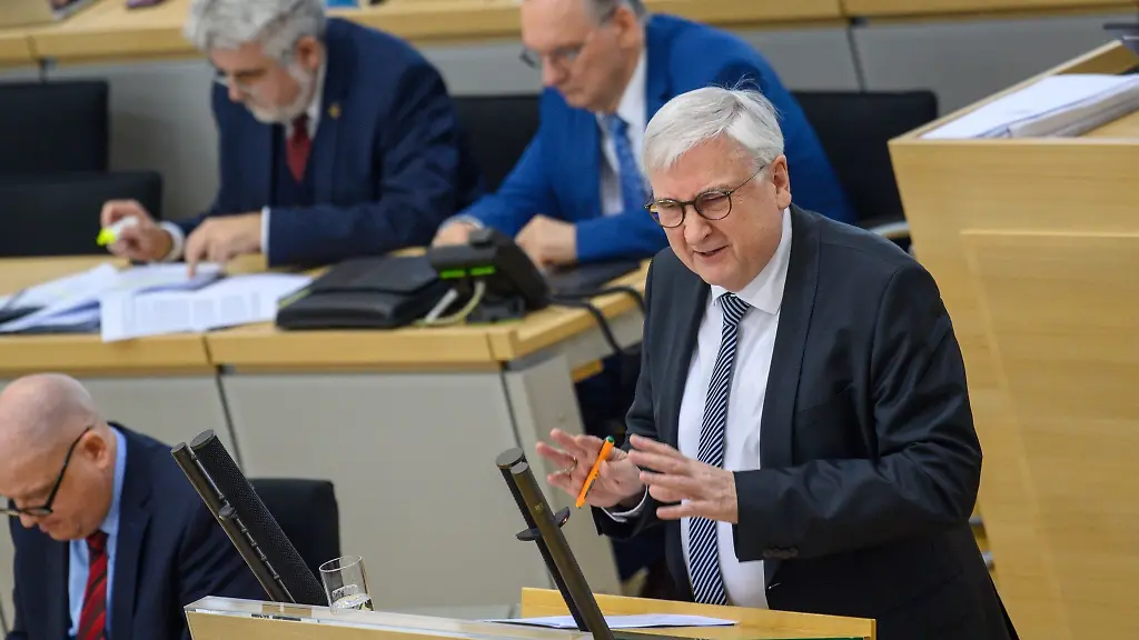 Finanzminister-Michael-Richter-CDU-spricht-im-Plenarsaal-des-Landtages-zu-den-Abgeordneten