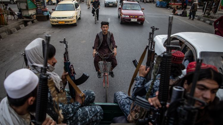 Die Taliban kündigten bereits an, das Internet abzuschalten. Dies werde sich auch auf das Mobilfunknetz auswirken. 