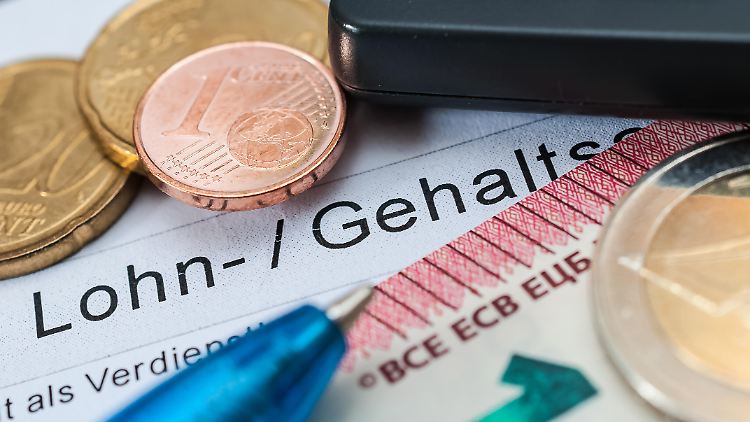 Westdeutsche strichen im vergangenen Jahr im Durchschnitt 17 Prozent mehr Gehalt ein als Beschäftigte in den neuen Bundesländern. 