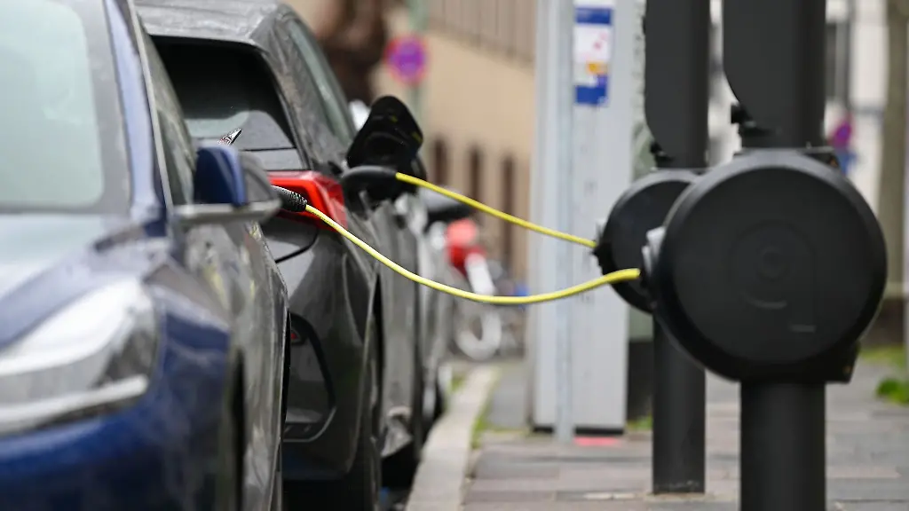 E-Autos-an-Zapfsaeulen-in-Frankfurt-Main
