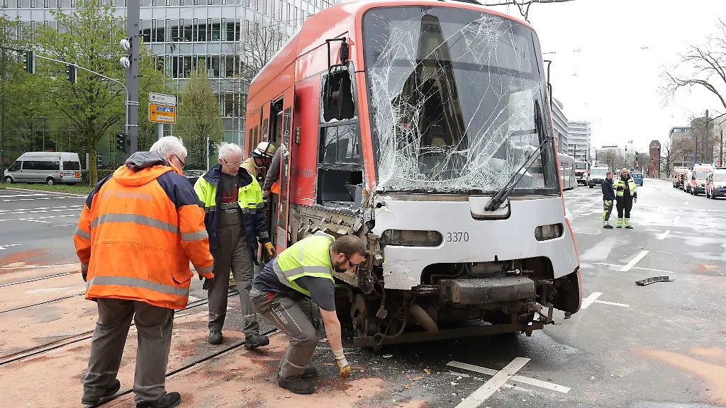 Mitarbeiter-der-Rheinbahn-versuchen-eine-eine-entgleiste-Strassenbahn-in-die-Gleise-zu-bekommen