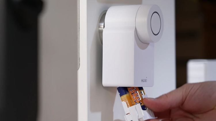 Der Schlüssel kann zu Hause bleiben, aber die Batterien spielen bei Smart Locks eine wichtige Rolle.