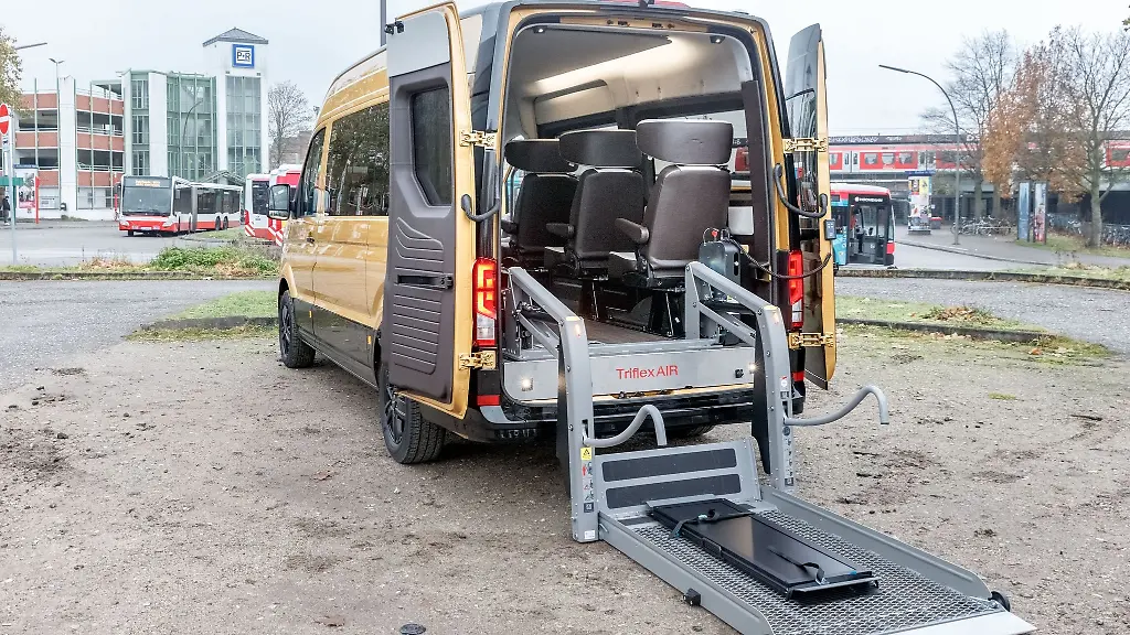 Ein-Moia-Bus-mit-Rollstuhlhubplattform-steht-auf-der-Park-Ride-Anlage-Veddel