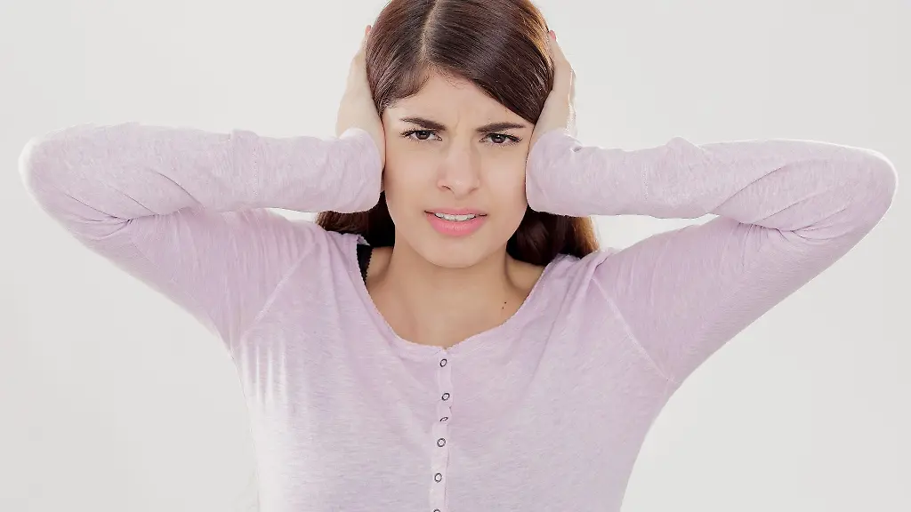 Ihre-Kollegin-nervt-Sie-regelmaessig-mit-Verschwoerungserzaehlungen-Dann-kann-es-sinnvoll-sein-klare-Grenzen-zu-setzen-und-entsprechende-Themen-am-Arbeitsplatz-kuenftig-auszuklammern