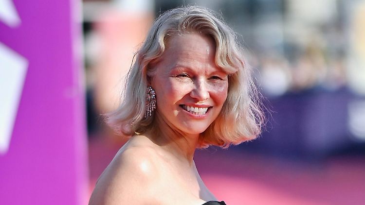 So blond kennen und lieben Fans Pamela Anderson. Jetzt war sie beim Friseur.
