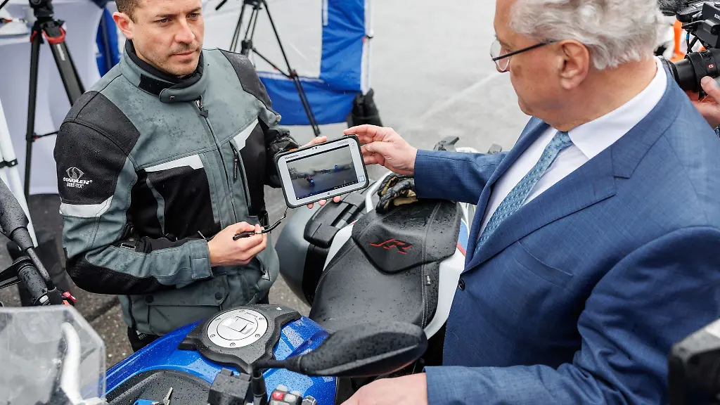 Polizei-Oberkommissar-Florian-Dennl-l-zeigt-Joachim-Herrmann-CSU-Innenminister-von-Bayern-ein-neues-Kamera-System