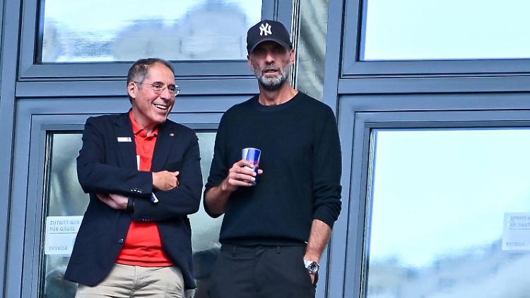 Da steht er nun und trinkt Red Bull: Jürgen Klopp.