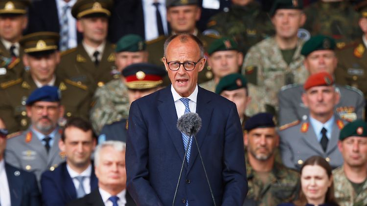 Beim Aufstellungsappell im Mai spricht Merz auch vor der deutschen Brigade.
