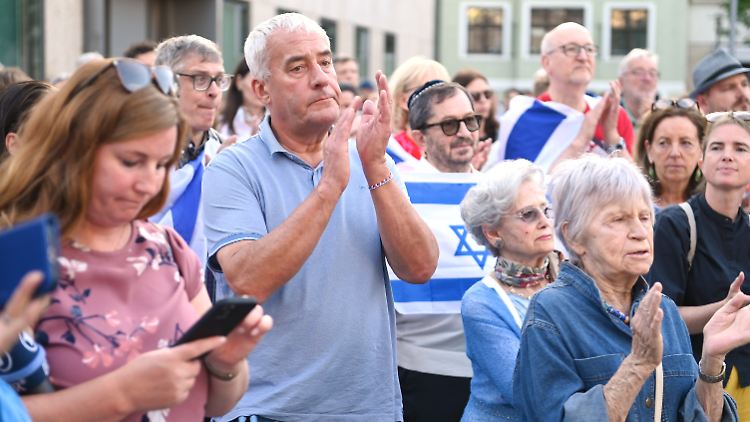 Eine Menschenkette im Sommer aus Solidarität mit der jüdischen Gemeinde in München.