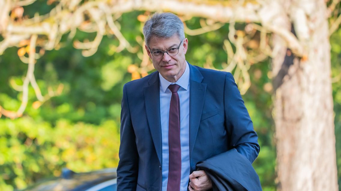 Schnieder heute auf dem Weg zur Klausur in der Villa Borsig.
