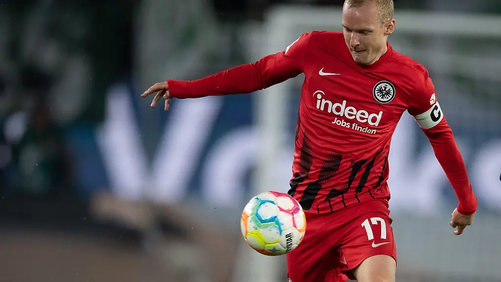 Frankfurts-Sebastian-Rode-spielt-den-Ball