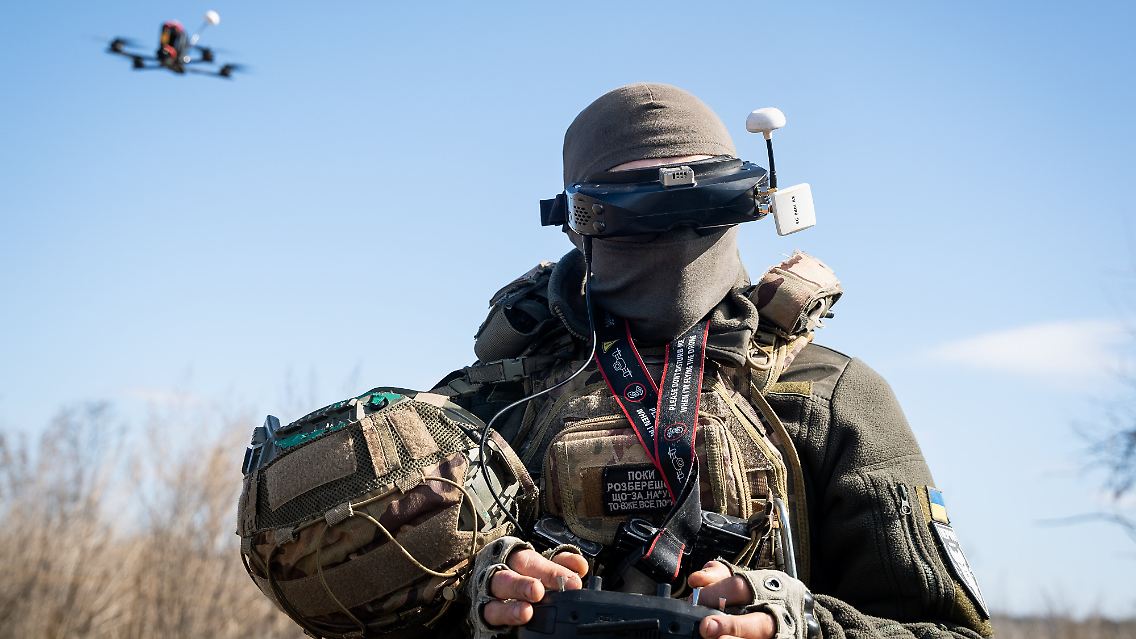 Eine andere Rolle im Krieg spielen die FPV-Drohnen: FPV steht für First-Person-View - sie werden mittels einer Videobrille über Funk gesteuert, sodass der Drohnen-Pilot das Ziel visuell ansteuern kann. Beide Seiten setzen FPV-Drohnen massenhaft gegen Ziele wie ...