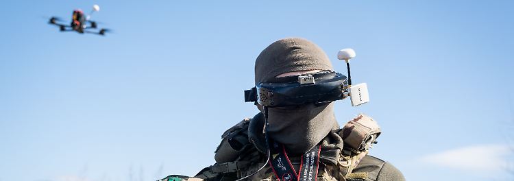 Eine andere Rolle im Krieg spielen die FPV-Drohnen: FPV steht für First-Person-View - sie werden mittels einer Videobrille über Funk gesteuert, sodass der Drohnen-Pilot das Ziel visuell ansteuern kann. Beide Seiten setzen FPV-Drohnen massenhaft gegen Ziele wie ...