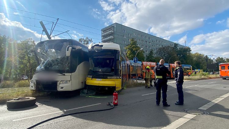 Bus und Straßenbahn stießen auf der Mollstraße etwa auf der Höhe der Berolinastraße zusammen. 