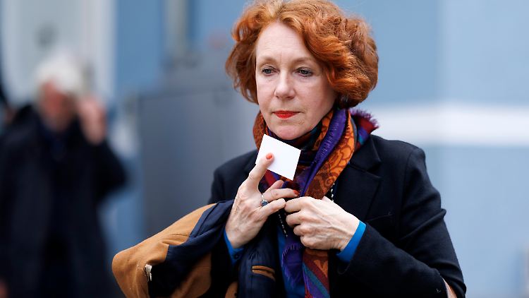 Guérot bewirbt sich um ihre Stelle als Hochschullehrerin mit einem Buch, in dem sie Aussagen anderer zitiert, ohne dies kenntlich zu machen.