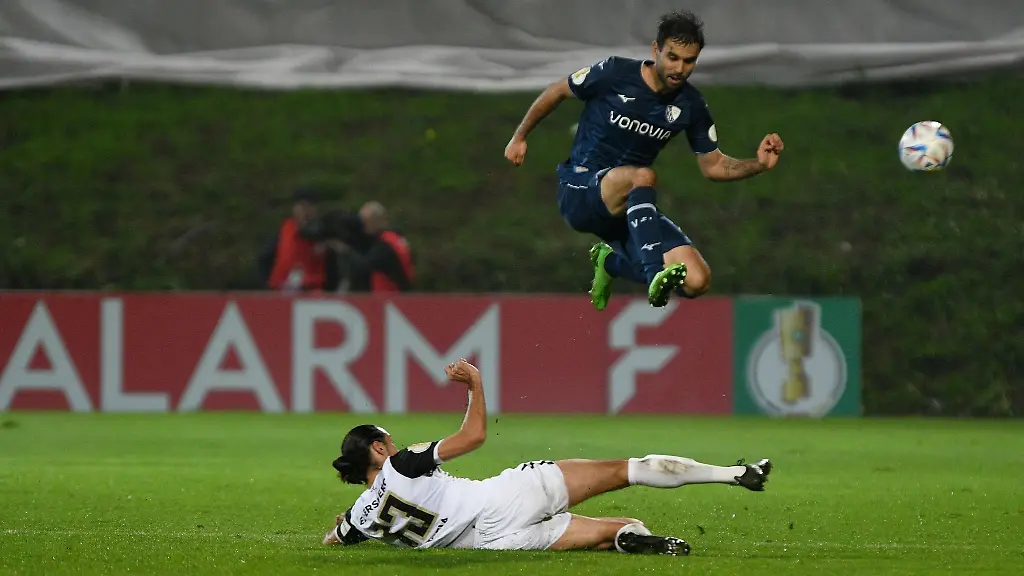 Der-Bochumer-Gerrit-Holtmann-springt-ueber-den-Elversberger-Marcel-Correia