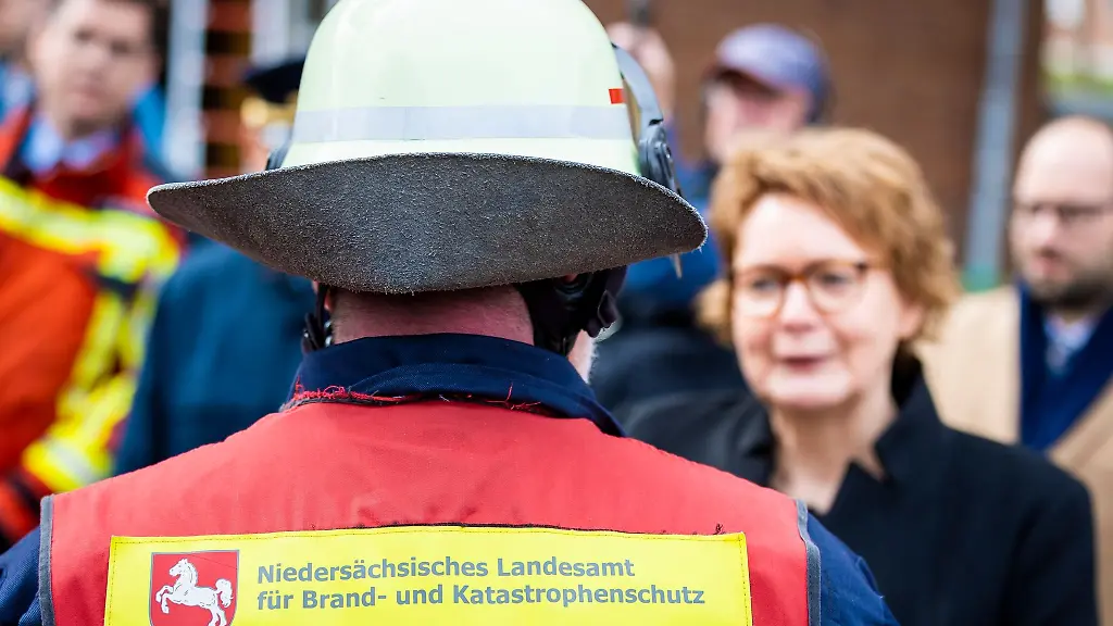 Auf-der-Uniform-eines-Feuerwehrmannes-steht-Landesamt-fuer-Brand-und-Katastrophenschutz