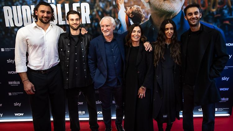 Premiere in Frankfurt: ein Rudi - viele Völlers.