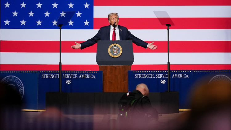Womöglich werde den Friedensnobelpreis jemand erhalten, der ein Buch über ihn geschrieben habe, sagt Trump.