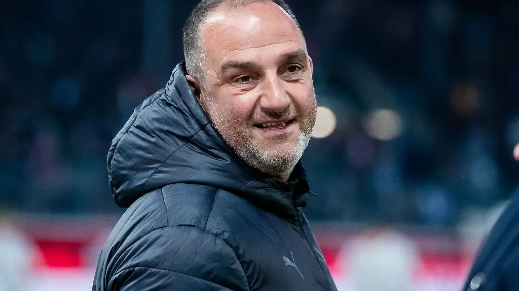 Trainer-Frank-Schmidt-steht-vor-Spielbeginn-auf-dem-Spielfeld
