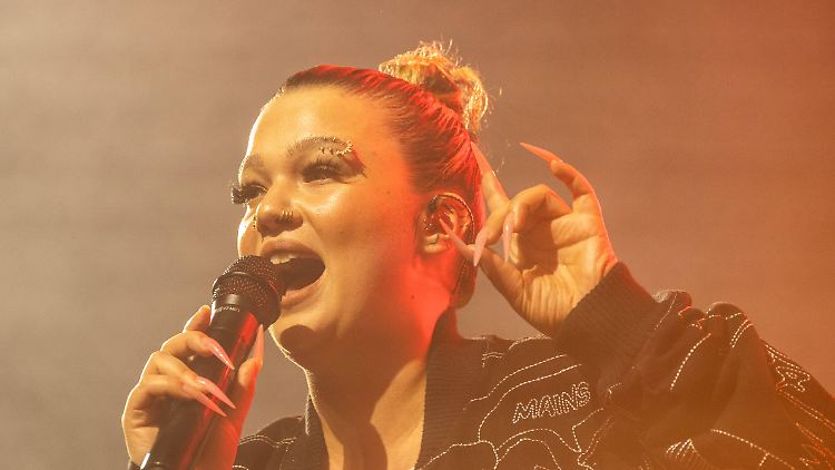 Lola Young im Juli beim Roskilde-Festival. 