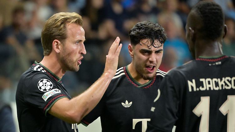 Nicolas Jackson wird von seinen Teamkollegen Harry Kane und Aleksandar Pavlović gefeiert.