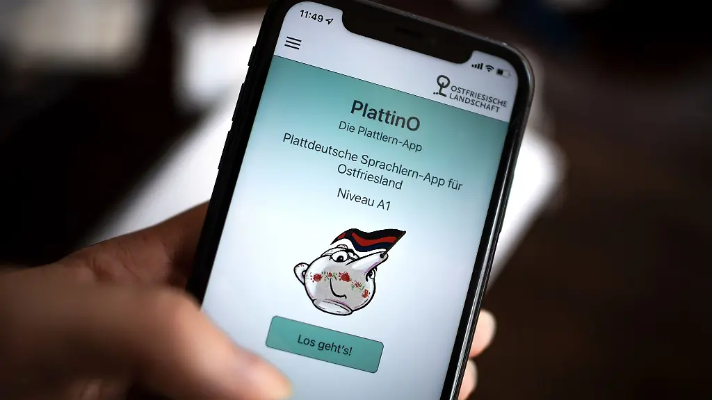 Die-Sprachlern-App-PlattinO-der-Ostfriesischen-Landschaft-auf-einem-Smartphone