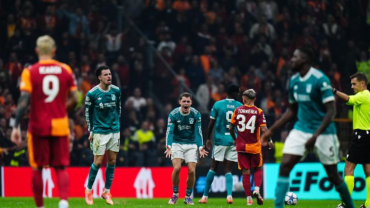 Florian Wirtz erlebt mit dem FC Liverpool einen bitteren Abend.