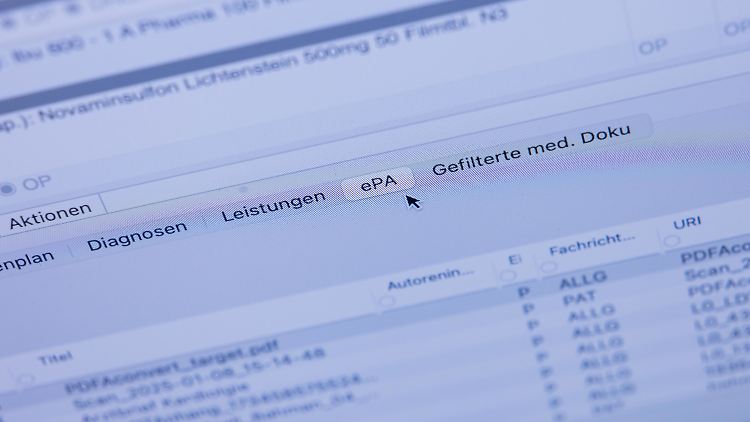 Laut der Digitalagentur Gematik sind 93 Prozent der Arztpraxen in Deutschland für die ab heute verpflichtende Nutzung der elektronischen Patientenakte bereit. 