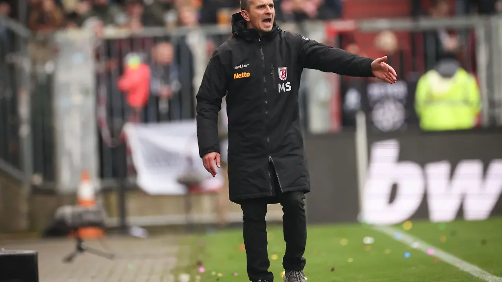 Regensburgs-Trainer-Mersad-Selimbegovic-gestikuliert-am-Spielfeldrand