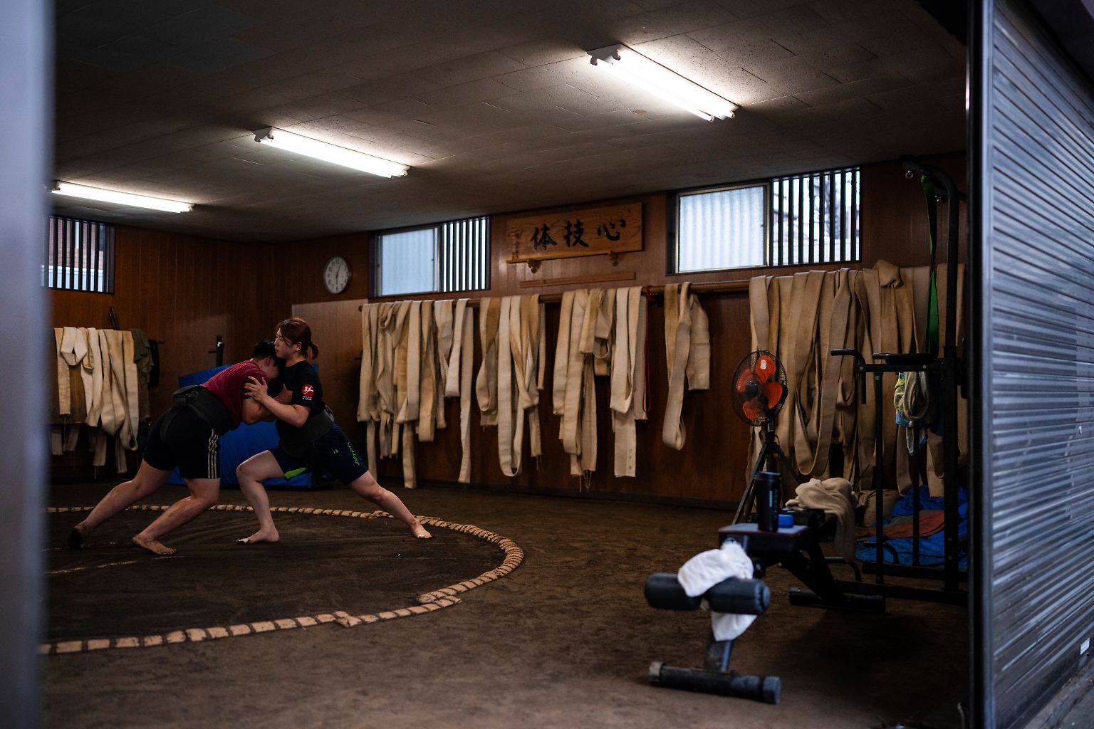 Aufgrund der engen Verbindung des Sumo zur Shinto-Religion war es Frauen jahrhundertelang nicht gestattet, ...