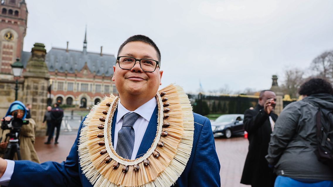 Klimaschützer Julian Aguon vor dem Friedenspalast in Den Haag.