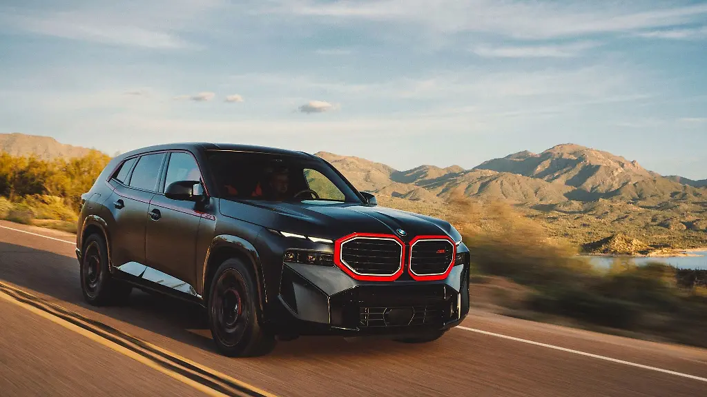 Der-BMW-XM-rollt-als-Label-Red-auch-optisch-nicht-ganz-zurueckhaltend-vor