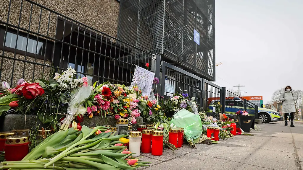 Ein-Zettel-mit-dem-Text-Herr-vergib-ihnen-denn-sie-wissen-nicht-was-sie-tun-steckt-zwischen-Blumen-und-Kerzen-vor-dem-Eingangsbereich-eines-Gemeindehauses-der-Zeugen-Jehovas