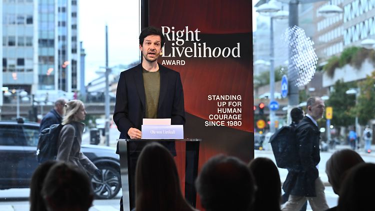 Der Direktor der Right-Livelihood-Stiftung, Ole von Uexkull, ehrt die Alternativen Nobelpreisträger.