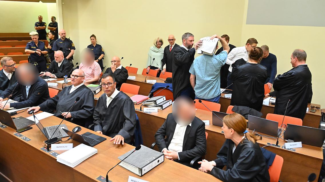 Hildegard L. (hinten im Bild) bestritt insbesondere, eine terroristische Vereinigung mitgegründet zu haben.