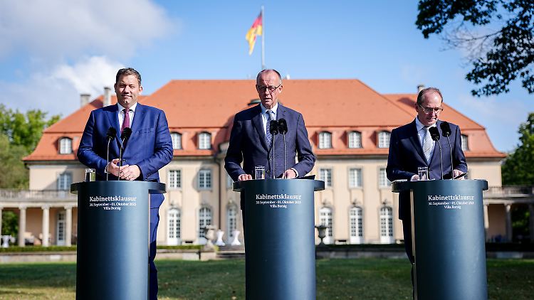 Finanzminister Lars Klingbeil, Bundeskanzler Friedrich Merz und Innenminister Alexander Dobrindt bei einer Klausurtagung in Berlin.