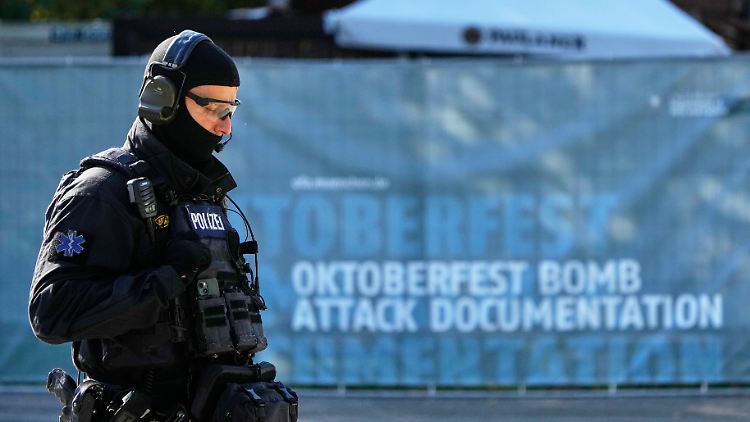Die Polizei sucht das Oktoberfest-Gelände nach Sprengsätzen ab.