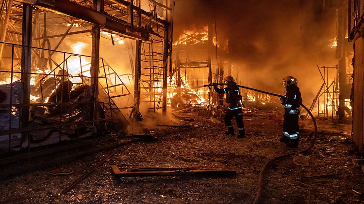 Im Bereich eines Marktes in der Millionenstadt Charkiw brach ein großflächiger Brand aus. 