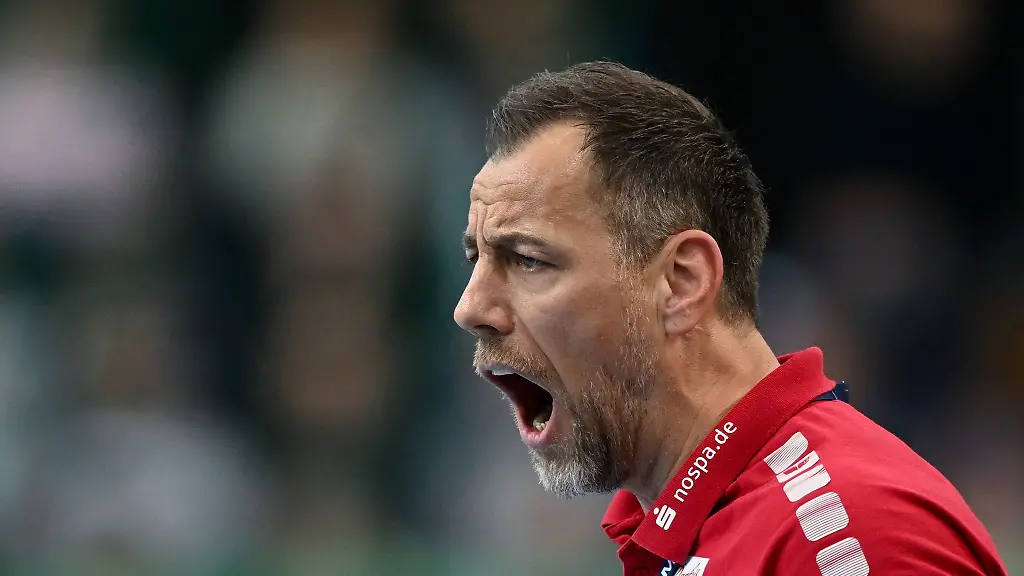 Flensburgs-Trainer-Maik-Machulla-reagiert-an-der-Seitenlinie