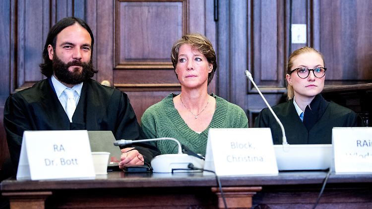 Christina Block mit ihren Anwälten Ingo Bott und Paula Wlodarek.