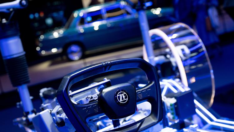 Der Autozulieferer ZF schreibt rote Zahlen - will unter seinem neuen Chef Miedreich aber gegensteuern. 