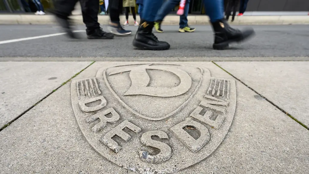 Das-Logo-der-SG-Dynamo-Dresden-ist-vor-dem-Stadion-in-Beton-gegossen