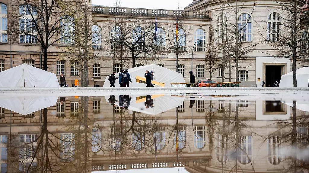 Aktivisten-von-Extinction-Rebellion-bauen-ein-Protestcamp-vor-dem-Bundeswirtschaftsministerium-auf
