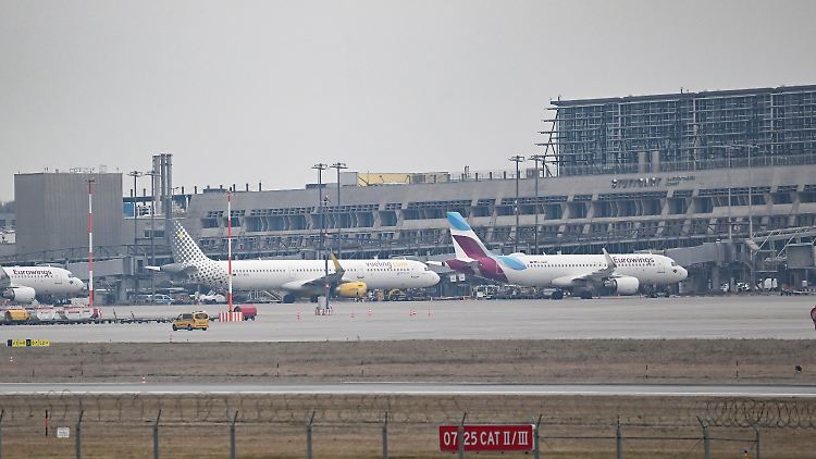 Die Flugzeuge mussten am Abend am Boden bleiben.