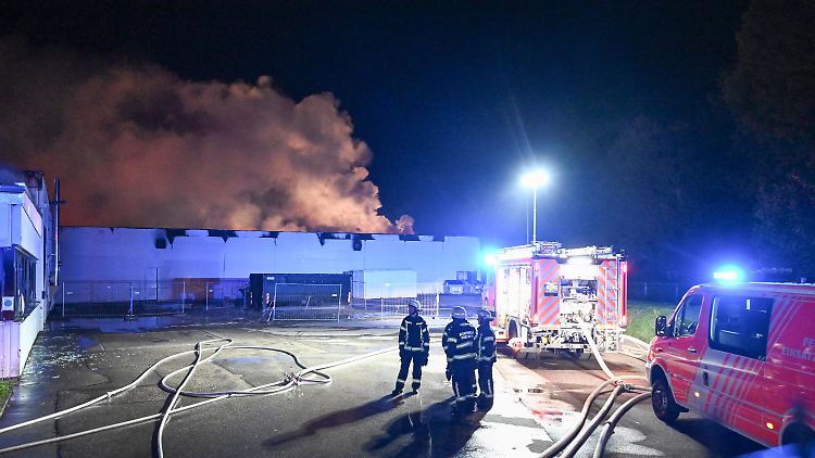 Betroffen ist ein Gewerbekomplex mit mehreren Firmen auf einer Fläche von etwa 40.000 Quadratmetern im Stadtteil Hochdorf.
