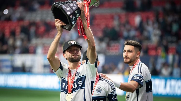 Thomas Müller mit einem weiteren Pokal.